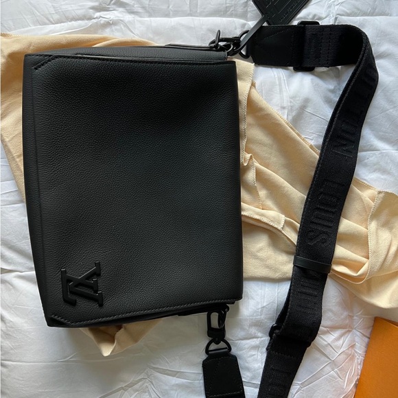 Louis Vuitton take off messenger. Brand new. - Picture 5 of 8